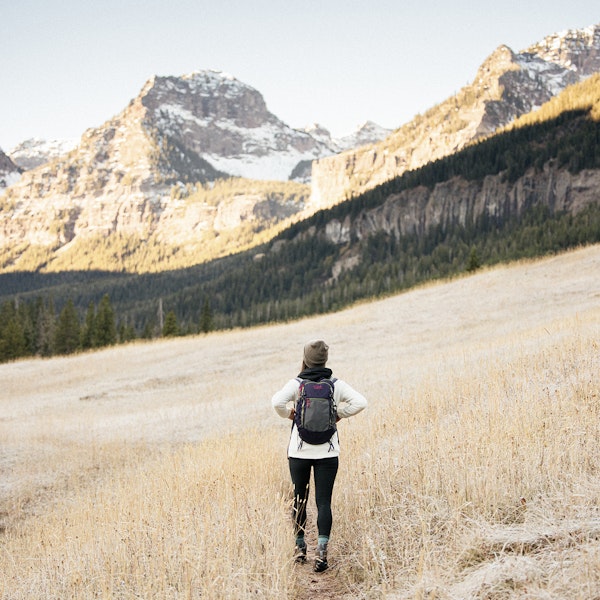 Hiker enjoying the view in the Sawtooth II Mid Waterproof.