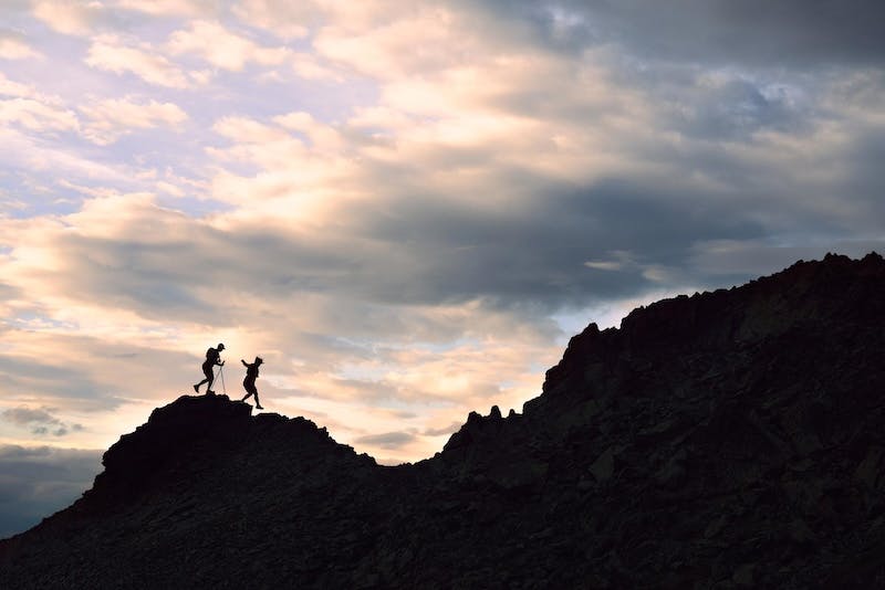 People running along the ridge in the Oboz Katabatic Wind.