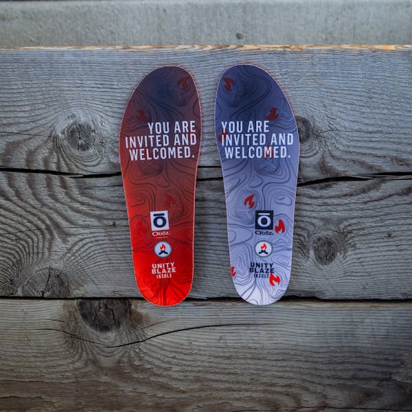 Oboz Unity Blaze trail insole on a park bench.