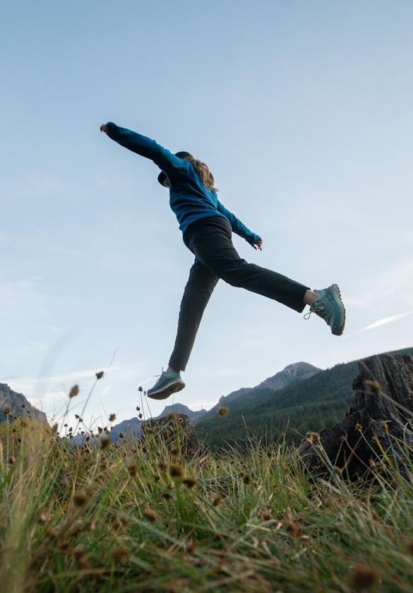 Frolicking in a meadow wearing the Oboz Hyalite waterproof shoe.