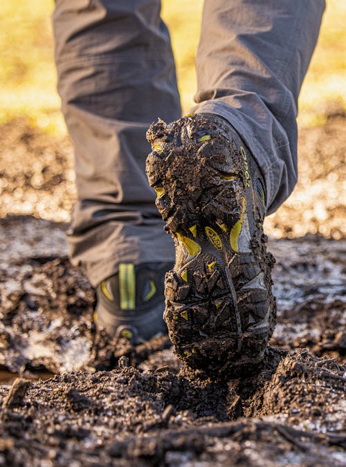 Mens sawtooth ii hiking boot going through a muddy trail